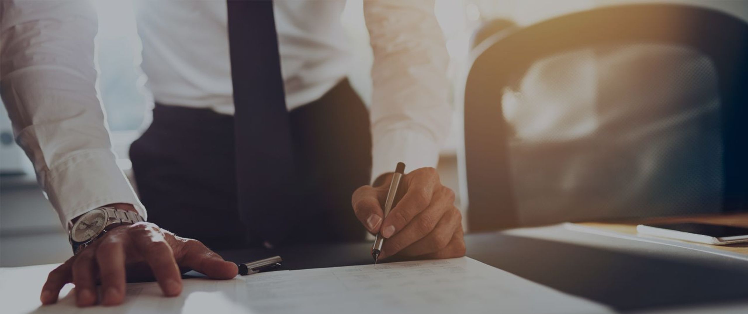 Anwalt unterzeichnet Dokumente